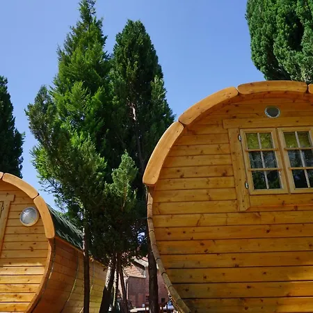 Barrel -schlafen Im Fass مكان تخييم *
