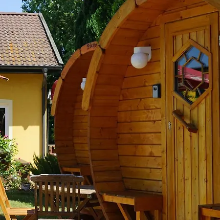 Barrel -schlafen Im Fass مكان تخييم