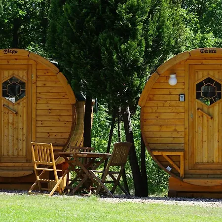 Barrel -schlafen Im Fass مكان تخييم *